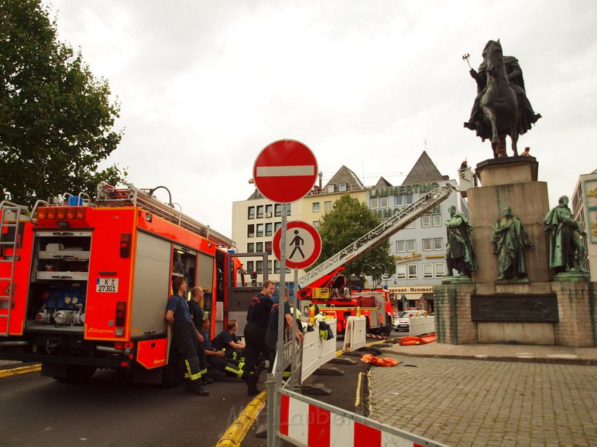 2 Denkmalkletterer hielten Feuerwehr und Polizei in Trapp Koeln Heumarkt P044.JPG
